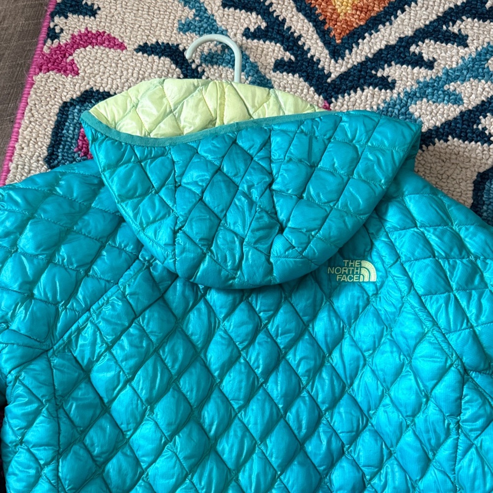 The North Face Women’s Teal Quilted Hooded Jacket - Picture 2 of 3